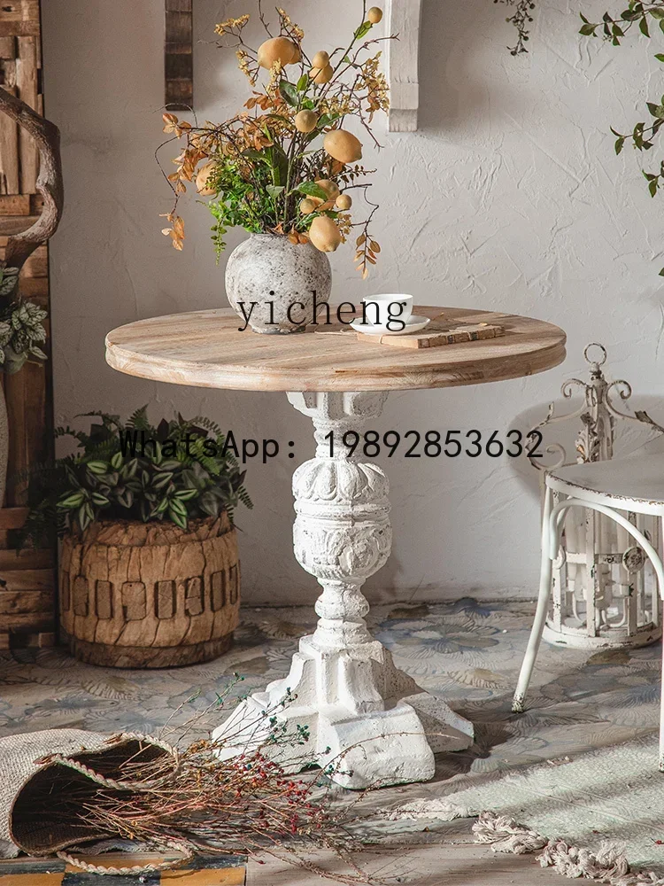 Photography Website - طاولة جانبية صغيرة مستديرة حمراء بتصميم